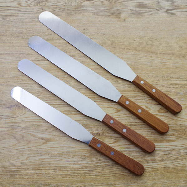 Icing Spatula steel - Wooden handle - Straight ملعقة فولاذية مستقيمة